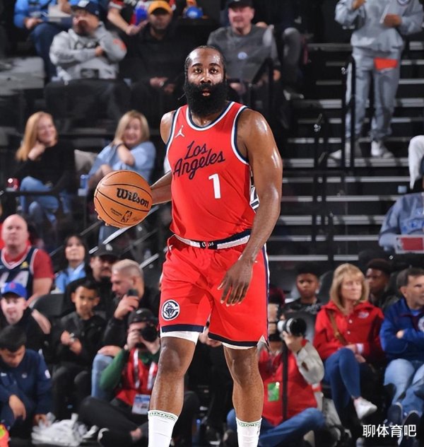 长红配资 NBA疯狂一夜! 詹姆斯留队, 芬尼史密斯自由球员, 哈登续约快船小贾续约火箭